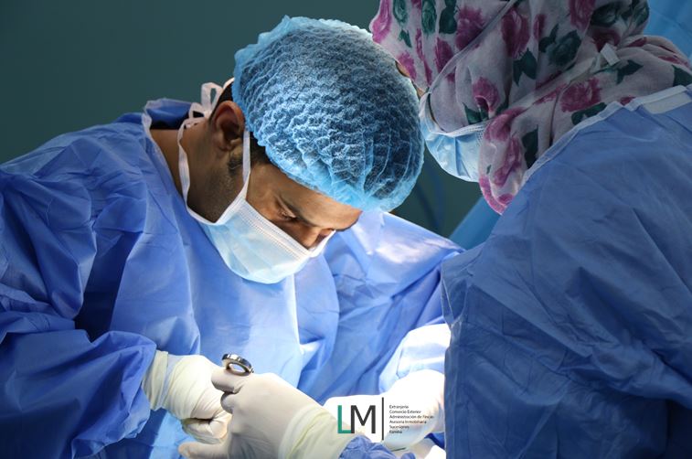 Surgeon and nurse operate & LM Abogados logo